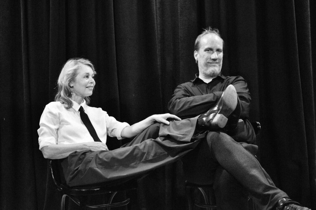 Das Wiesbadener Künstlerhaus 43 präsentiert einen Chansons-Abend bei dem die Lieder von Friedrich Hollaender im Mittelpunkt stehen.