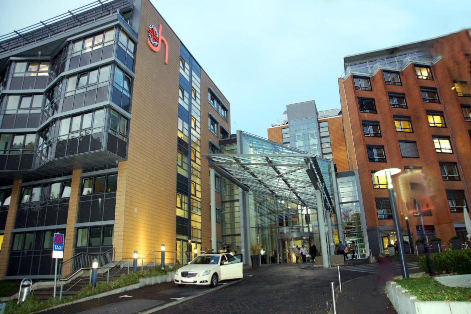 Entwarnung für Wiesbaden: Die technische Störung im JoHo-Verbund ist seit Samstagabend behoben. Notaufnahme und Kreißsaal des St. Josefs-Hospitals Wiesbaden arbeiten wieder im Regelbetrieb – ein Gerätefehler war die Ursache, ein Hackerangriff wurde ausgeschlossen.