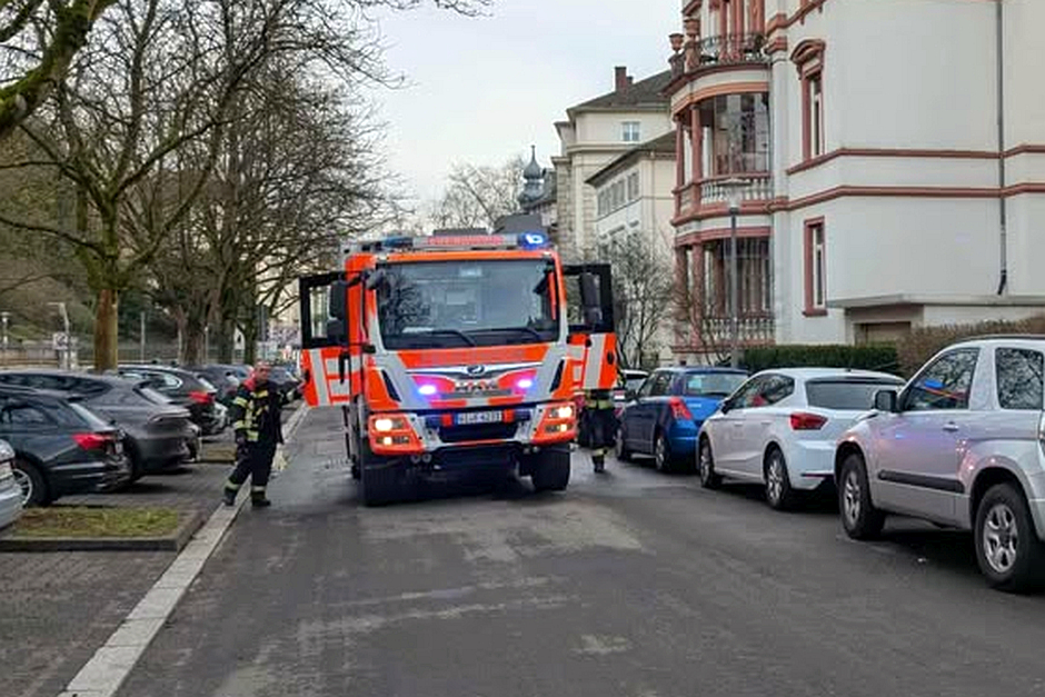 Dichter Rauch im Keller eines Mehrfamilienhauses sorgte am Samstagnachmittag für einen größeren Feuerwehreinsatz im Wiesbadener Nerotal. Eine brennende Einbausauna drohte das gesamte Gebäude einzunebeln. Durch ein gezieltes Manöver gelang es den Einsatzkräften jedoch, die Bewohner und ihre Wohnungen vor Ruß und Qualm zu schützen.