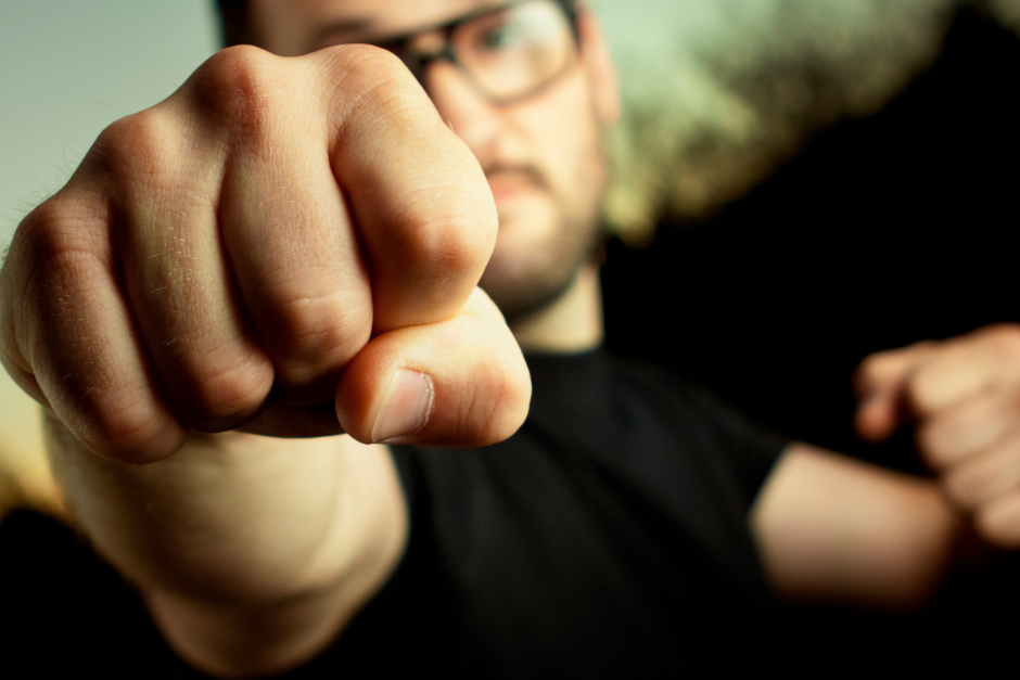 In Wiesbaden ist es am Samstagnachmittag zu einer handfesten Auseinandersetzung wegen eines Parkplatzes gekommen. In der Assmannshäuser Straße wurde ein 46-jähriger Autofahrer bei einem Streit mit drei Männern leicht verletzt.