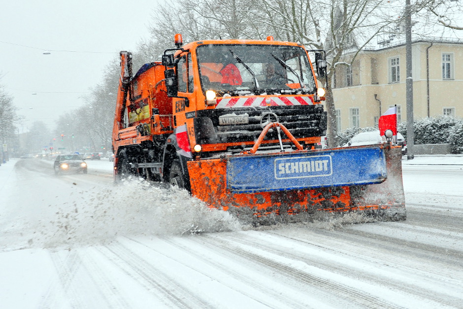 Der Winter hat sich im Rhein-Main-Gebiet und auch in Wiesbaden festgebissen. Während die ELW-Räumfahrzeuge bereits im Dauereinsatz sind, um die Hauptverkehrsadern eisfrei zu halten, deutet sich für den weiteren Wochenverlauf eine Änderung der Wetterlage an. Feuchte Luftmassen ziehen auf – und treffen auf die stehende Kaltluft über dem Wiesbadener Becken.