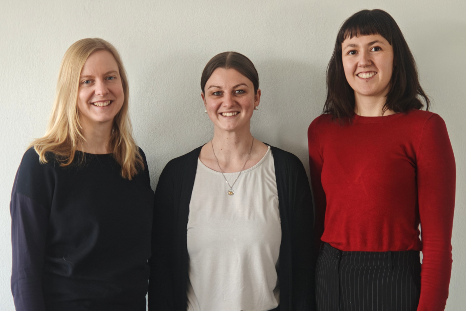 Neue offene Sprechstunde in Klarenthaler Altenwohnanlagen. Das Foto zeigt Rebecca Lütjens, Laura Geminn und Sophia Schneider (von links nach rechts). 