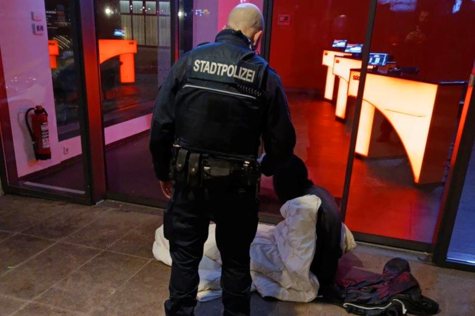 Menschlichkeit zwischen Streife und Tasse: Wiesbadener Stadtpolizei verteilt nachts heißen Tee an Obdachlose in der Innenstadt und am Bahnhof. „Etwas Warmes macht einen großen Unterschied“, sagt Abteilungsleiter Peter Erkel.
