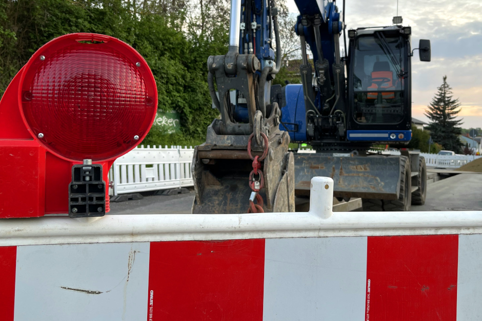 Die Sperrung der Rieslingstraße in Wiesbaden-Breckenheim wegen Kanalbauarbeiten dauert länger.