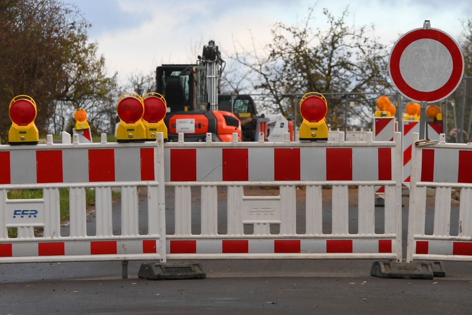 Sperrung des Bahnübergangs im Gartenweg im Wiesbadener Stadtteil Mainz-Kostheim.