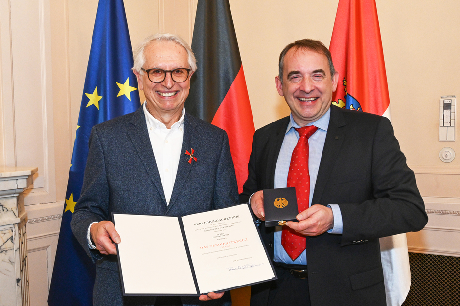 Thomas Michel erhielt in Wiesbaden das Bundesverdienstkreuz aus den Händen von Finanzminister Lorz.