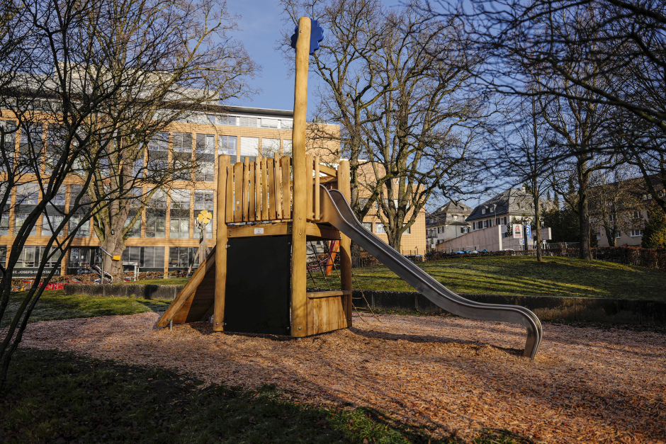 Großzügige Spende für Wiesbadener Familien: medicum Facharztzentrum finanziert modernes Kombi-Spielgerät am Langenbeckplatz – Bürgermeisterin Christiane Hinninger dankt beim Projektstart nahe Krankenhaus!