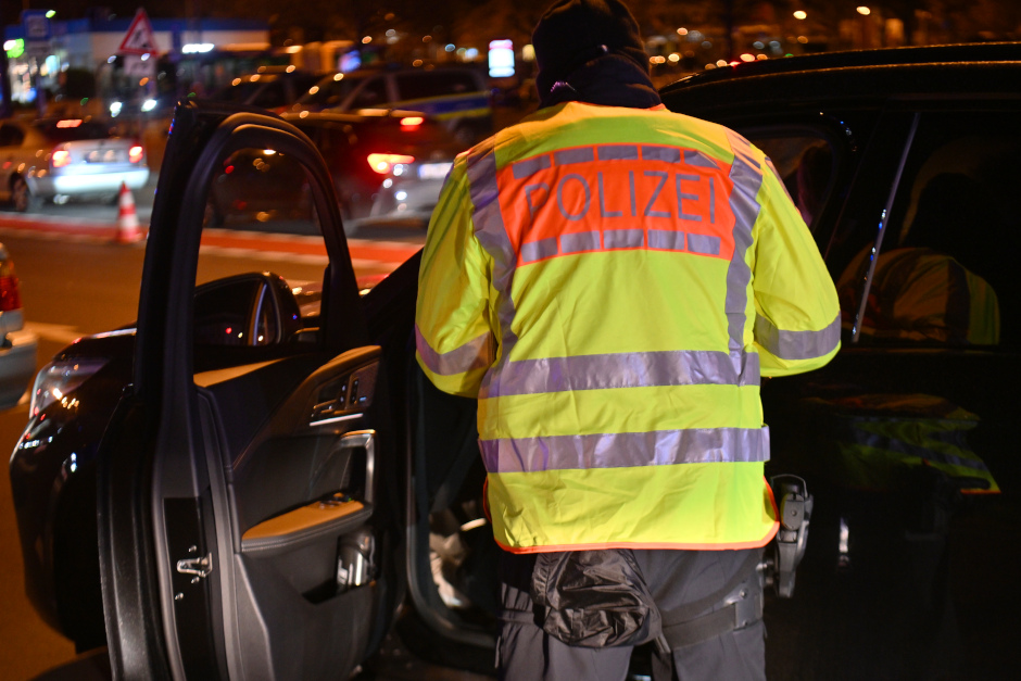 Pechvogel des Wochenendes: Audi-Fahrer biegt betrunken direkt vor Streifenwagen falsch in der Nacht zum Sonntag in Wiesbaden ab. Polizisten stoppen die Trunkenheitsfahrt.