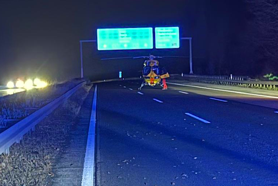 Verkehrsunfall auf der A3 bei Niedernhause am Sonntagabend. Ein Pkw kippt auf die Seite. Vollsperrung und Landung Rettungshubschraubers nach der Kollision.