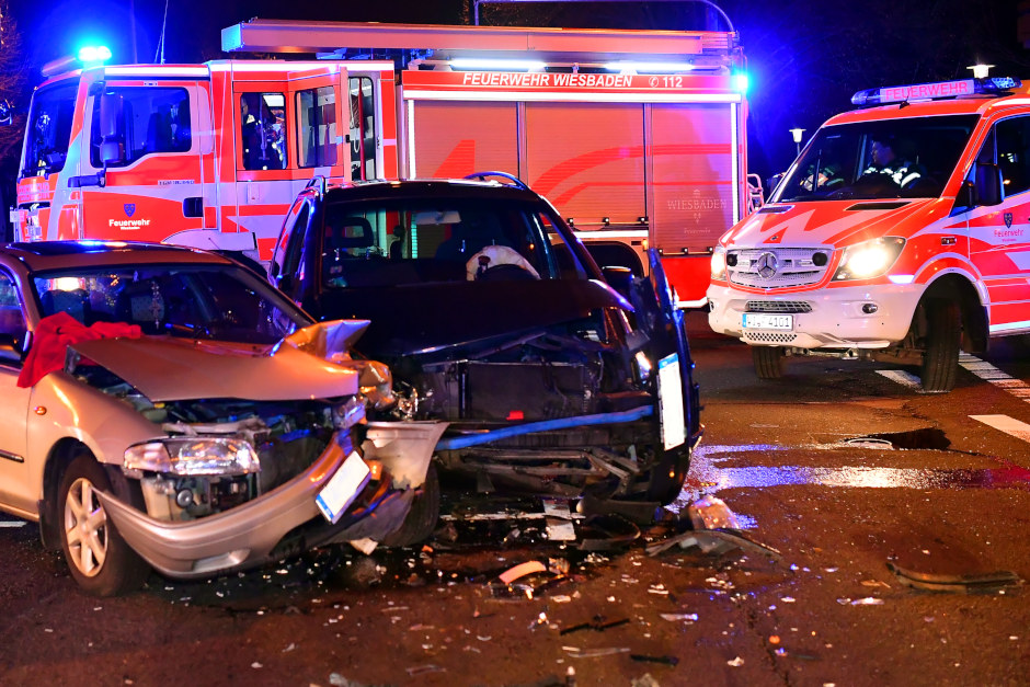 Am Mittwochabend kam es in Wiesbaden-Dotzheim zu einem schweren Verkehrsunfall mit Eingeklemmter: Eine 70-jährige Fahrerin kollidierte mit überhöhter Geschwindigkeit in der Wiesbadener Straße mit einem einbiegenden Renault. Beide Insassen des Renaults wurden verletzt und ins Krankenhaus gebracht.