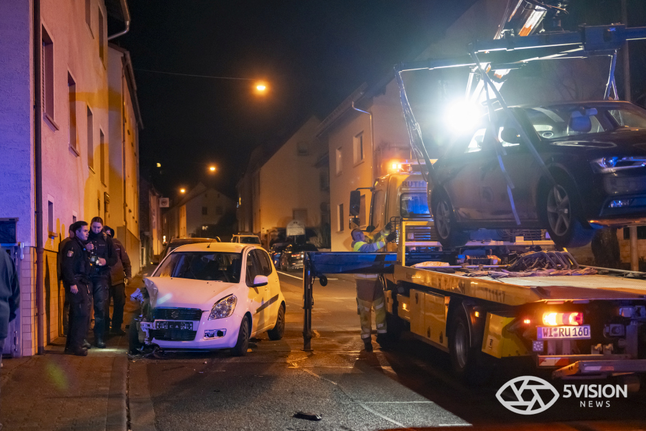 In Wiesbaden-Frauenstein ist es am Donnerstagabend zu einem schweren Verkehrsunfall in der Quellbornstraße gekommen. Ein Suzuki prallte aus bislang ungeklärter Ursache in mehrere am Straßenrand geparkte Fahrzeuge, drei Frauen wurden verletzt – eine davon schwer.