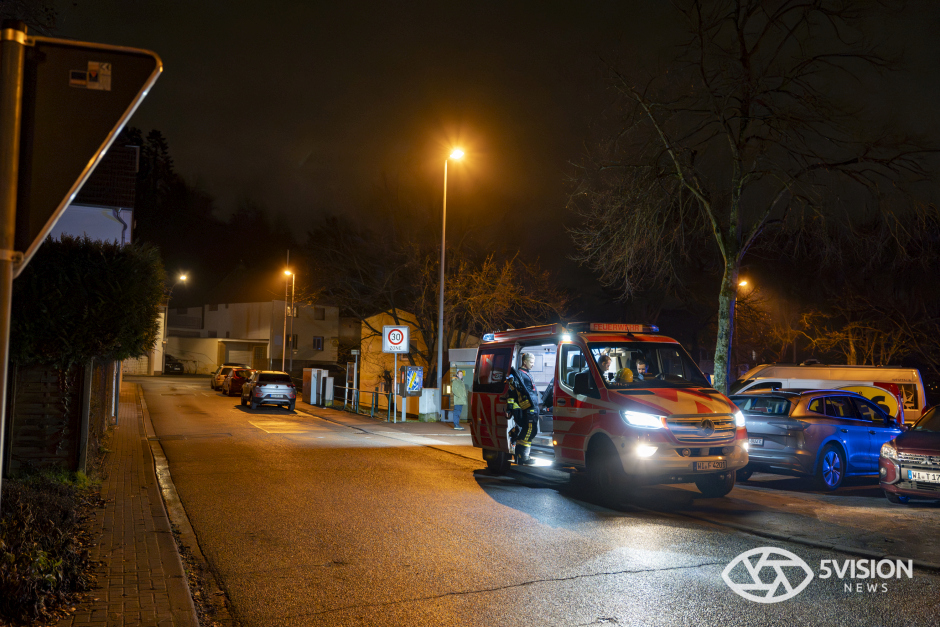 In Wiesbaden-Frauenstein ist es am Donnerstagabend zu einem schweren Verkehrsunfall in der Quellbornstraße gekommen. Ein Suzuki prallte aus bislang ungeklärter Ursache in mehrere am Straßenrand geparkte Fahrzeuge, drei Frauen wurden verletzt – eine davon schwer.