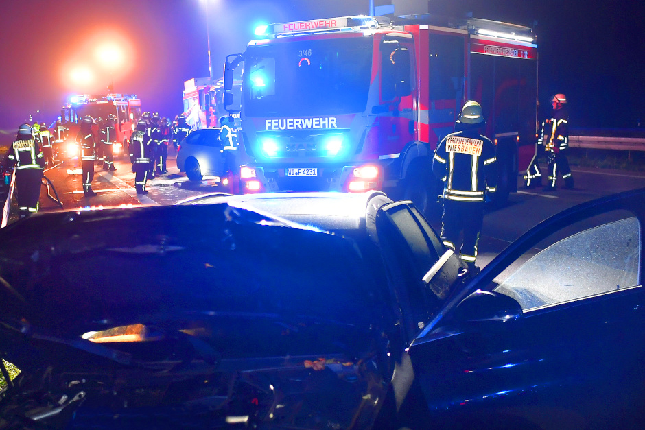 Betrunkene Belgierin verursacht A3-Unfall bei Wiesbaden-Medenbach: 20-Jähriger verletzt, Baustellen-Crash mit Alkohol und Drogen.