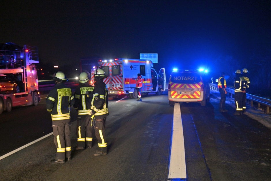 Ein 41-jähriger Fahrer wollte am Dienstagabend auf der A3 bei Wiesbaden-Breckenheim einem Einsatzfahrzeug Platz machen – und brachte dabei seinen mit Strohballen beladenen Anhänger zum Kippen. Stroh verteilte sich über alle Fahrstreifen, die Autobahn wurde kurzzeitig voll gesperrt.