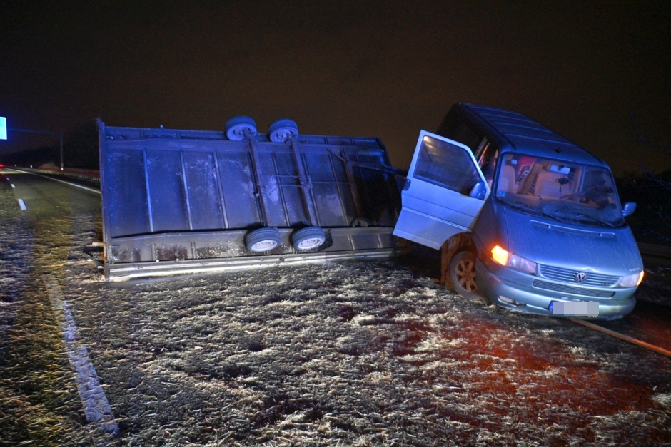 Ein 41-jähriger Fahrer wollte am Dienstagabend auf der A3 bei Wiesbaden-Breckenheim einem Einsatzfahrzeug Platz machen – und brachte dabei seinen mit Strohballen beladenen Anhänger zum Kippen. Stroh verteilte sich über alle Fahrstreifen, die Autobahn wurde kurzzeitig voll gesperrt.
