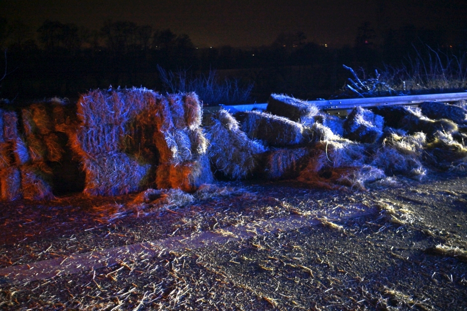 Ein 41-jähriger Fahrer wollte am Dienstagabend auf der A3 bei Wiesbaden-Breckenheim einem Einsatzfahrzeug Platz machen – und brachte dabei seinen mit Strohballen beladenen Anhänger zum Kippen. Stroh verteilte sich über alle Fahrstreifen, die Autobahn wurde kurzzeitig voll gesperrt.