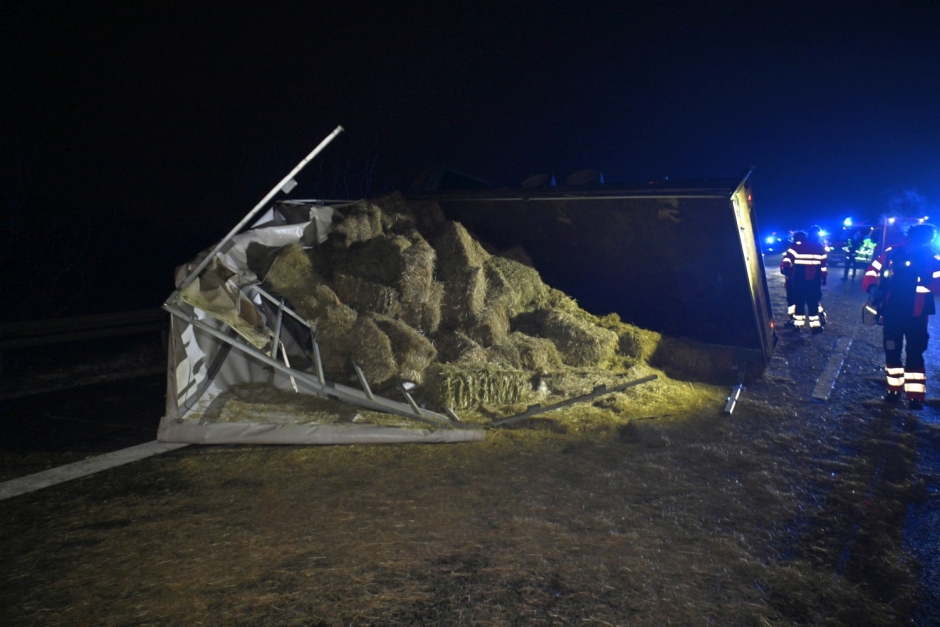 Ein 41-jähriger Fahrer wollte am Dienstagabend auf der A3 bei Wiesbaden-Breckenheim einem Einsatzfahrzeug Platz machen – und brachte dabei seinen mit Strohballen beladenen Anhänger zum Kippen. Stroh verteilte sich über alle Fahrstreifen, die Autobahn wurde kurzzeitig voll gesperrt.