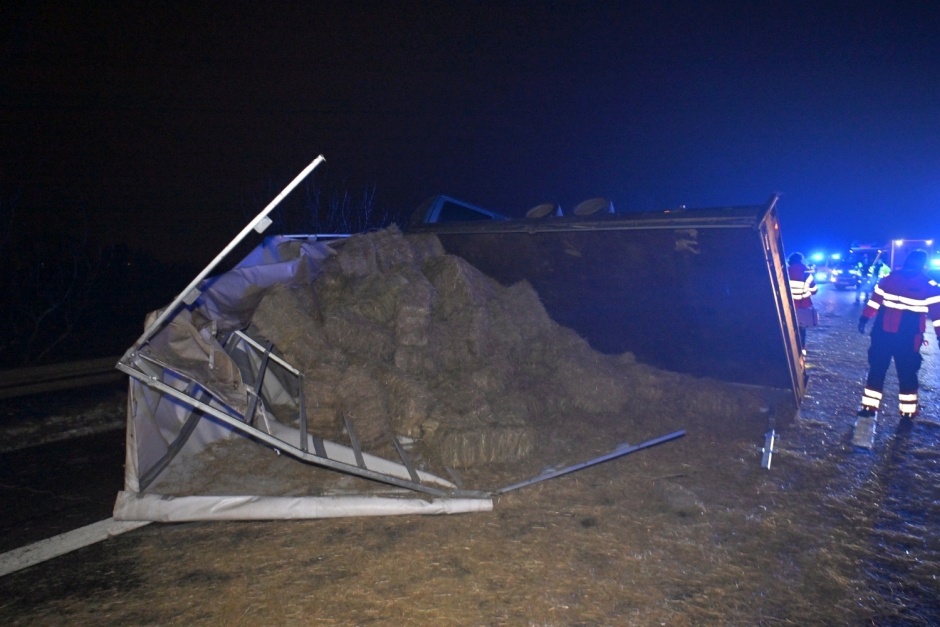 Ein 41-jähriger Fahrer wollte am Dienstagabend auf der A3 bei Wiesbaden-Breckenheim einem Einsatzfahrzeug Platz machen – und brachte dabei seinen mit Strohballen beladenen Anhänger zum Kippen. Stroh verteilte sich über alle Fahrstreifen, die Autobahn wurde kurzzeitig voll gesperrt.