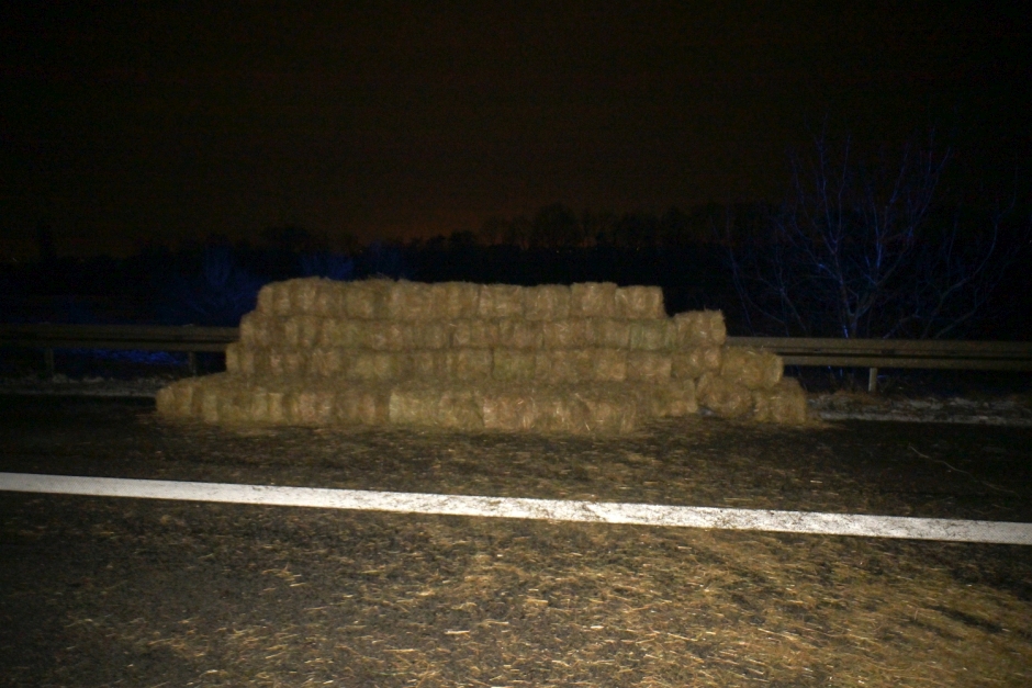 Ein 41-jähriger Fahrer wollte am Dienstagabend auf der A3 bei Wiesbaden-Breckenheim einem Einsatzfahrzeug Platz machen – und brachte dabei seinen mit Strohballen beladenen Anhänger zum Kippen. Stroh verteilte sich über alle Fahrstreifen, die Autobahn wurde kurzzeitig voll gesperrt.