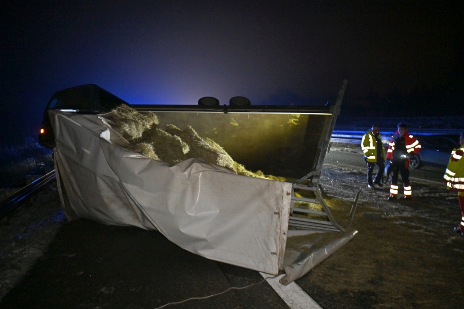 Ein 41-jähriger Fahrer wollte am Dienstagabend auf der A3 bei Wiesbaden-Breckenheim einem Einsatzfahrzeug Platz machen – und brachte dabei seinen mit Strohballen beladenen Anhänger zum Kippen. Stroh verteilte sich über alle Fahrstreifen, die Autobahn wurde kurzzeitig voll gesperrt.