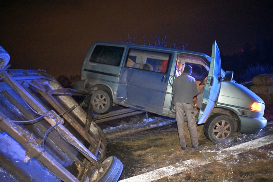 Ein 41-jähriger Fahrer wollte am Dienstagabend auf der A3 bei Wiesbaden-Breckenheim einem Einsatzfahrzeug Platz machen – und brachte dabei seinen mit Strohballen beladenen Anhänger zum Kippen. Stroh verteilte sich über alle Fahrstreifen, die Autobahn wurde kurzzeitig voll gesperrt.