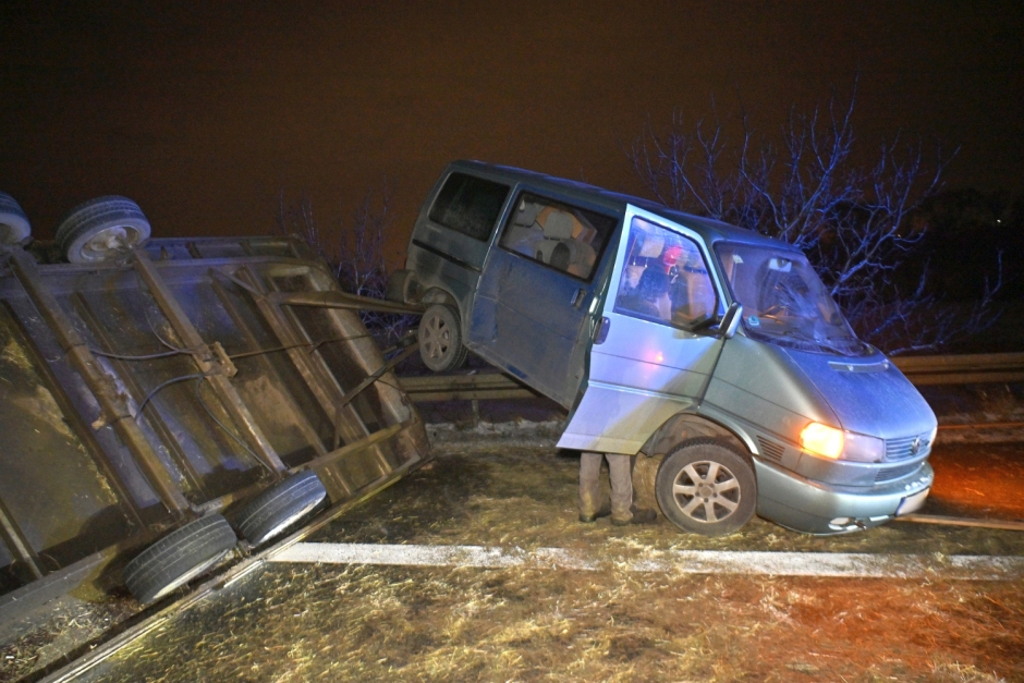 Ein 41-jähriger Fahrer wollte am Dienstagabend auf der A3 bei Wiesbaden-Breckenheim einem Einsatzfahrzeug Platz machen – und brachte dabei seinen mit Strohballen beladenen Anhänger zum Kippen. Stroh verteilte sich über alle Fahrstreifen, die Autobahn wurde kurzzeitig voll gesperrt.