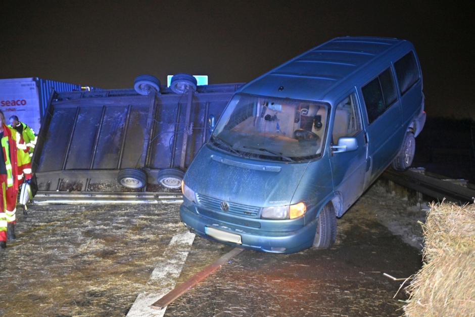 Ein 41-jähriger Fahrer wollte am Dienstagabend auf der A3 bei Wiesbaden-Breckenheim einem Einsatzfahrzeug Platz machen – und brachte dabei seinen mit Strohballen beladenen Anhänger zum Kippen. Stroh verteilte sich über alle Fahrstreifen, die Autobahn wurde kurzzeitig voll gesperrt.