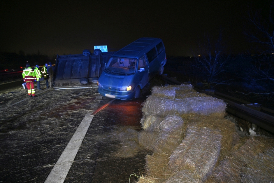 Ein 41-jähriger Fahrer wollte am Dienstagabend auf der A3 bei Wiesbaden-Breckenheim einem Einsatzfahrzeug Platz machen – und brachte dabei seinen mit Strohballen beladenen Anhänger zum Kippen. Stroh verteilte sich über alle Fahrstreifen, die Autobahn wurde kurzzeitig voll gesperrt.