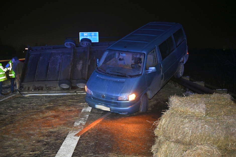 Ein 41-jähriger Fahrer wollte am Dienstagabend auf der A3 bei Wiesbaden-Breckenheim einem Einsatzfahrzeug Platz machen – und brachte dabei seinen mit Strohballen beladenen Anhänger zum Kippen. Stroh verteilte sich über alle Fahrstreifen, die Autobahn wurde kurzzeitig voll gesperrt.