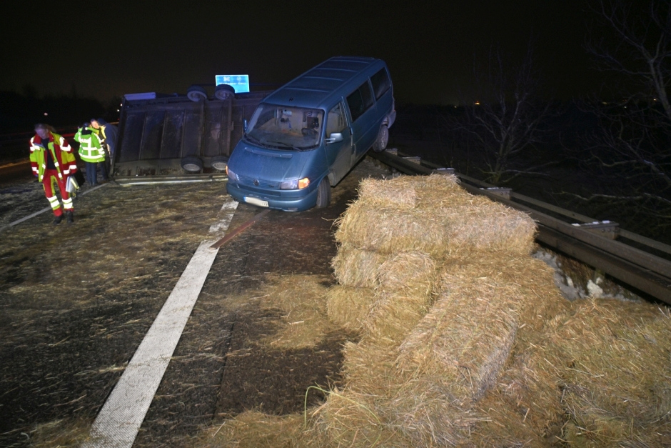 Ein 41-jähriger Fahrer wollte am Dienstagabend auf der A3 bei Wiesbaden-Breckenheim einem Einsatzfahrzeug Platz machen – und brachte dabei seinen mit Strohballen beladenen Anhänger zum Kippen. Stroh verteilte sich über alle Fahrstreifen, die Autobahn wurde kurzzeitig voll gesperrt.