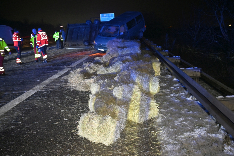 Ein 41-jähriger Fahrer wollte am Dienstagabend auf der A3 bei Wiesbaden-Breckenheim einem Einsatzfahrzeug Platz machen – und brachte dabei seinen mit Strohballen beladenen Anhänger zum Kippen. Stroh verteilte sich über alle Fahrstreifen, die Autobahn wurde kurzzeitig voll gesperrt.