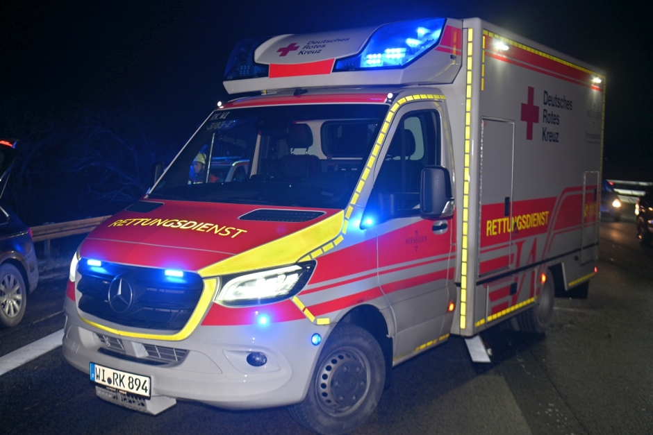 Ein 41-jähriger Fahrer wollte am Dienstagabend auf der A3 bei Wiesbaden-Breckenheim einem Einsatzfahrzeug Platz machen – und brachte dabei seinen mit Strohballen beladenen Anhänger zum Kippen. Stroh verteilte sich über alle Fahrstreifen, die Autobahn wurde kurzzeitig voll gesperrt.