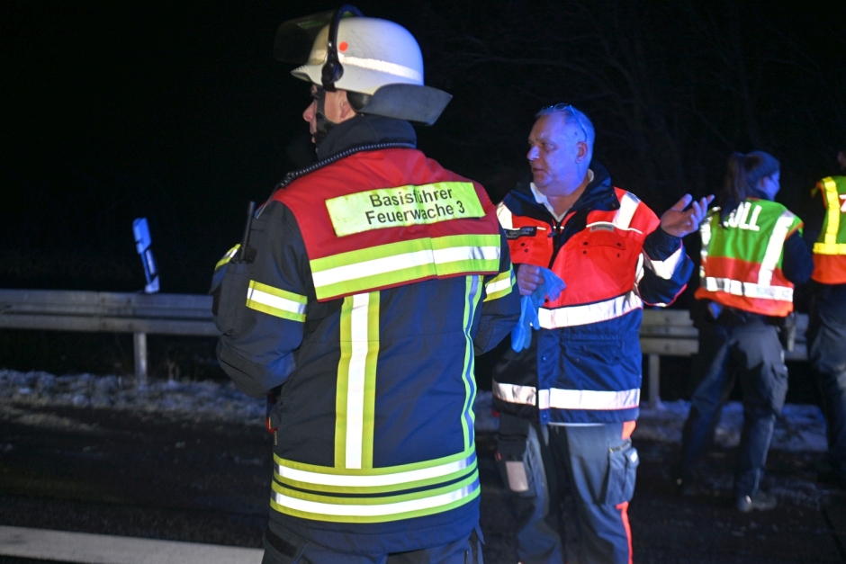 Ein 41-jähriger Fahrer wollte am Dienstagabend auf der A3 bei Wiesbaden-Breckenheim einem Einsatzfahrzeug Platz machen – und brachte dabei seinen mit Strohballen beladenen Anhänger zum Kippen. Stroh verteilte sich über alle Fahrstreifen, die Autobahn wurde kurzzeitig voll gesperrt.