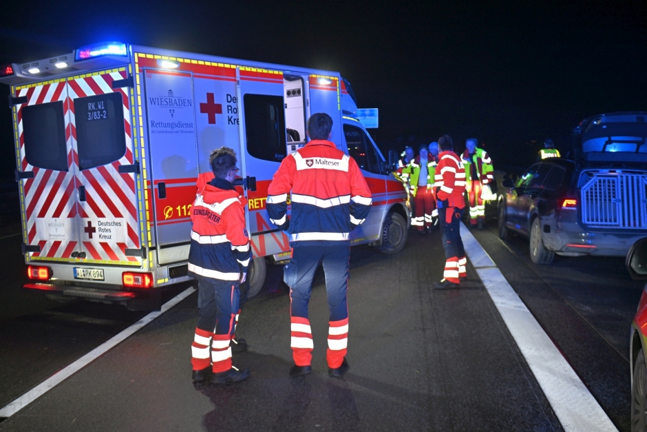 Ein 41-jähriger Fahrer wollte am Dienstagabend auf der A3 bei Wiesbaden-Breckenheim einem Einsatzfahrzeug Platz machen – und brachte dabei seinen mit Strohballen beladenen Anhänger zum Kippen. Stroh verteilte sich über alle Fahrstreifen, die Autobahn wurde kurzzeitig voll gesperrt.