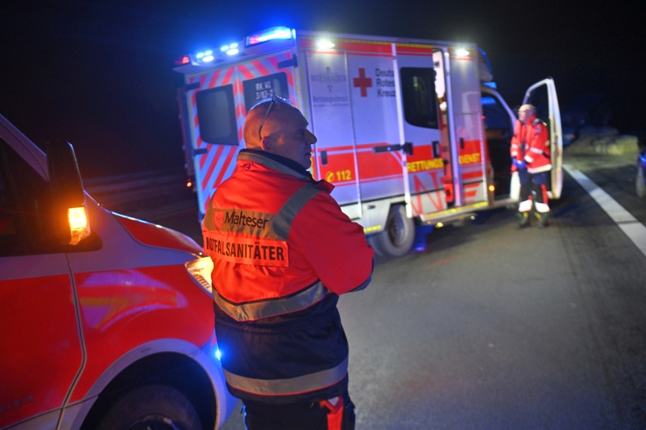 Ein 41-jähriger Fahrer wollte am Dienstagabend auf der A3 bei Wiesbaden-Breckenheim einem Einsatzfahrzeug Platz machen – und brachte dabei seinen mit Strohballen beladenen Anhänger zum Kippen. Stroh verteilte sich über alle Fahrstreifen, die Autobahn wurde kurzzeitig voll gesperrt.
