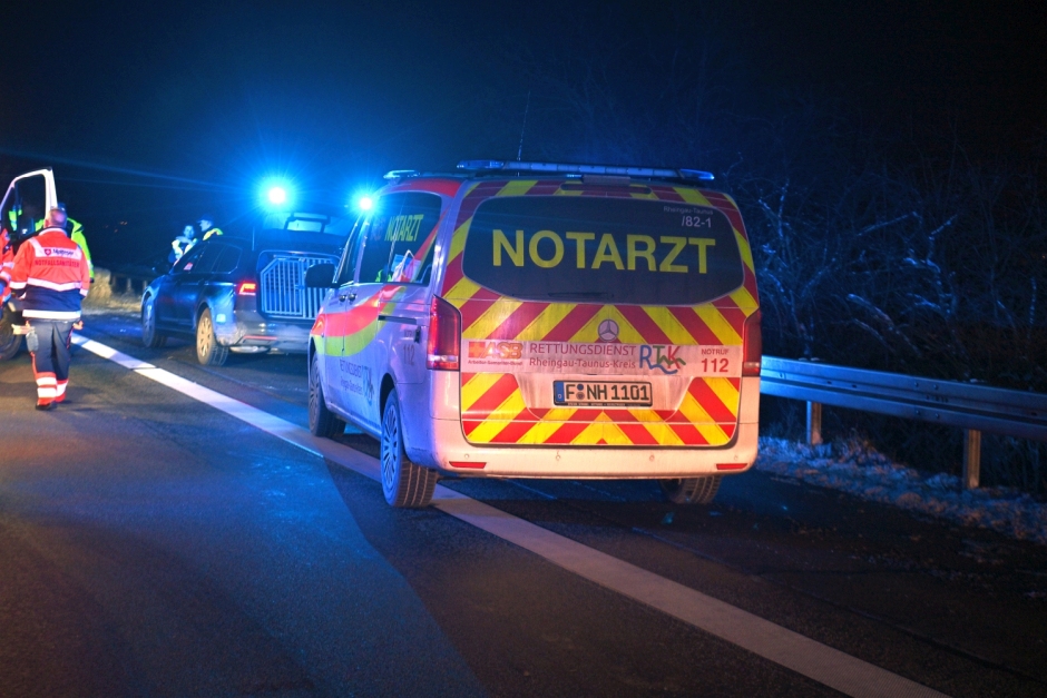 Ein 41-jähriger Fahrer wollte am Dienstagabend auf der A3 bei Wiesbaden-Breckenheim einem Einsatzfahrzeug Platz machen – und brachte dabei seinen mit Strohballen beladenen Anhänger zum Kippen. Stroh verteilte sich über alle Fahrstreifen, die Autobahn wurde kurzzeitig voll gesperrt.