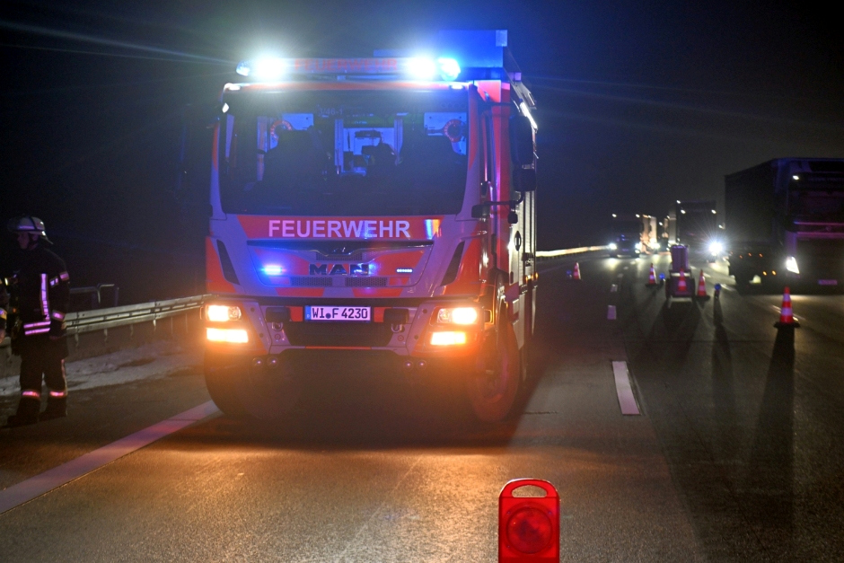 Ein 41-jähriger Fahrer wollte am Dienstagabend auf der A3 bei Wiesbaden-Breckenheim einem Einsatzfahrzeug Platz machen – und brachte dabei seinen mit Strohballen beladenen Anhänger zum Kippen. Stroh verteilte sich über alle Fahrstreifen, die Autobahn wurde kurzzeitig voll gesperrt.