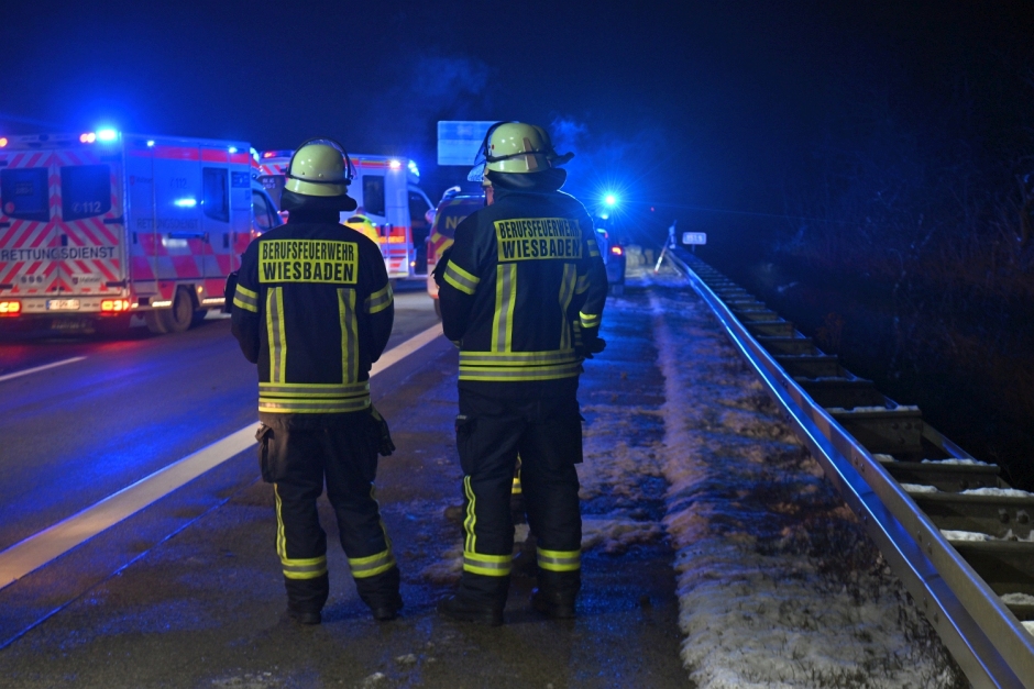 Ein 41-jähriger Fahrer wollte am Dienstagabend auf der A3 bei Wiesbaden-Breckenheim einem Einsatzfahrzeug Platz machen – und brachte dabei seinen mit Strohballen beladenen Anhänger zum Kippen. Stroh verteilte sich über alle Fahrstreifen, die Autobahn wurde kurzzeitig voll gesperrt.