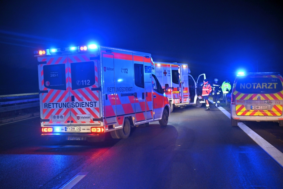 Ein 41-jähriger Fahrer wollte am Dienstagabend auf der A3 bei Wiesbaden-Breckenheim einem Einsatzfahrzeug Platz machen – und brachte dabei seinen mit Strohballen beladenen Anhänger zum Kippen. Stroh verteilte sich über alle Fahrstreifen, die Autobahn wurde kurzzeitig voll gesperrt.