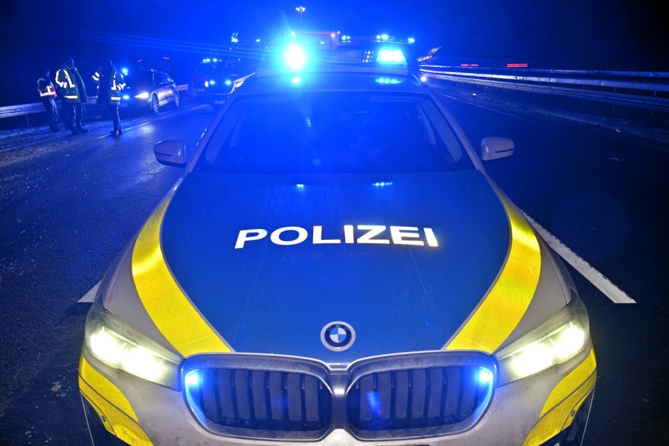 Ein 41-jähriger Fahrer wollte am Dienstagabend auf der A3 bei Wiesbaden-Breckenheim einem Einsatzfahrzeug Platz machen – und brachte dabei seinen mit Strohballen beladenen Anhänger zum Kippen. Stroh verteilte sich über alle Fahrstreifen, die Autobahn wurde kurzzeitig voll gesperrt.