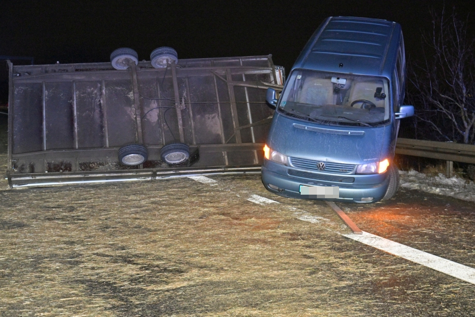 Ein 41-jähriger Fahrer wollte am Dienstagabend auf der A3 bei Wiesbaden-Breckenheim einem Einsatzfahrzeug Platz machen – und brachte dabei seinen mit Strohballen beladenen Anhänger zum Kippen. Stroh verteilte sich über alle Fahrstreifen, die Autobahn wurde kurzzeitig voll gesperrt.