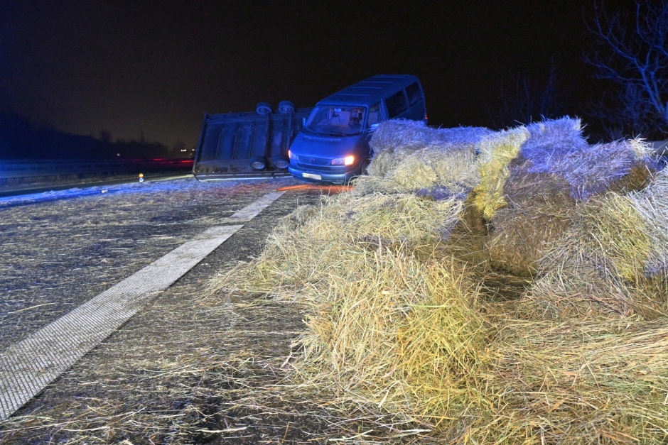 Ein 41-jähriger Fahrer wollte am Dienstagabend auf der A3 bei Wiesbaden-Breckenheim einem Einsatzfahrzeug Platz machen – und brachte dabei seinen mit Strohballen beladenen Anhänger zum Kippen. Stroh verteilte sich über alle Fahrstreifen, die Autobahn wurde kurzzeitig voll gesperrt.