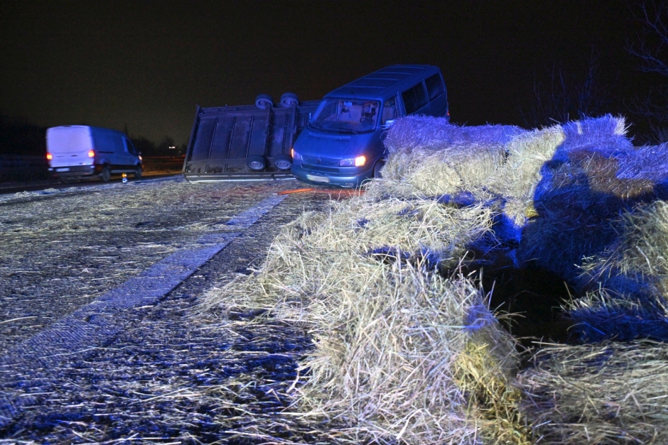 Ein 41-jähriger Fahrer wollte am Dienstagabend auf der A3 bei Wiesbaden-Breckenheim einem Einsatzfahrzeug Platz machen – und brachte dabei seinen mit Strohballen beladenen Anhänger zum Kippen. Stroh verteilte sich über alle Fahrstreifen, die Autobahn wurde kurzzeitig voll gesperrt.