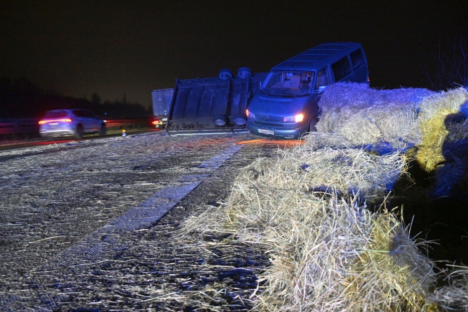 Ein 41-jähriger Fahrer wollte am Dienstagabend auf der A3 bei Wiesbaden-Breckenheim einem Einsatzfahrzeug Platz machen – und brachte dabei seinen mit Strohballen beladenen Anhänger zum Kippen. Stroh verteilte sich über alle Fahrstreifen, die Autobahn wurde kurzzeitig voll gesperrt.