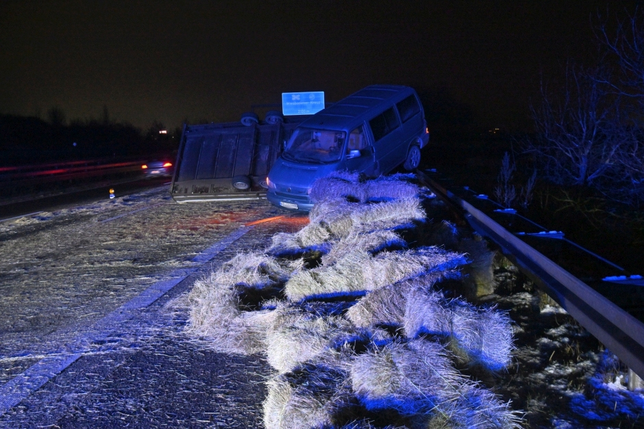 Ein 41-jähriger Fahrer wollte am Dienstagabend auf der A3 bei Wiesbaden-Breckenheim einem Einsatzfahrzeug Platz machen – und brachte dabei seinen mit Strohballen beladenen Anhänger zum Kippen. Stroh verteilte sich über alle Fahrstreifen, die Autobahn wurde kurzzeitig voll gesperrt.