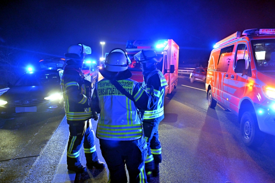 Ein 41-jähriger Fahrer wollte am Dienstagabend auf der A3 bei Wiesbaden-Breckenheim einem Einsatzfahrzeug Platz machen – und brachte dabei seinen mit Strohballen beladenen Anhänger zum Kippen. Stroh verteilte sich über alle Fahrstreifen, die Autobahn wurde kurzzeitig voll gesperrt.