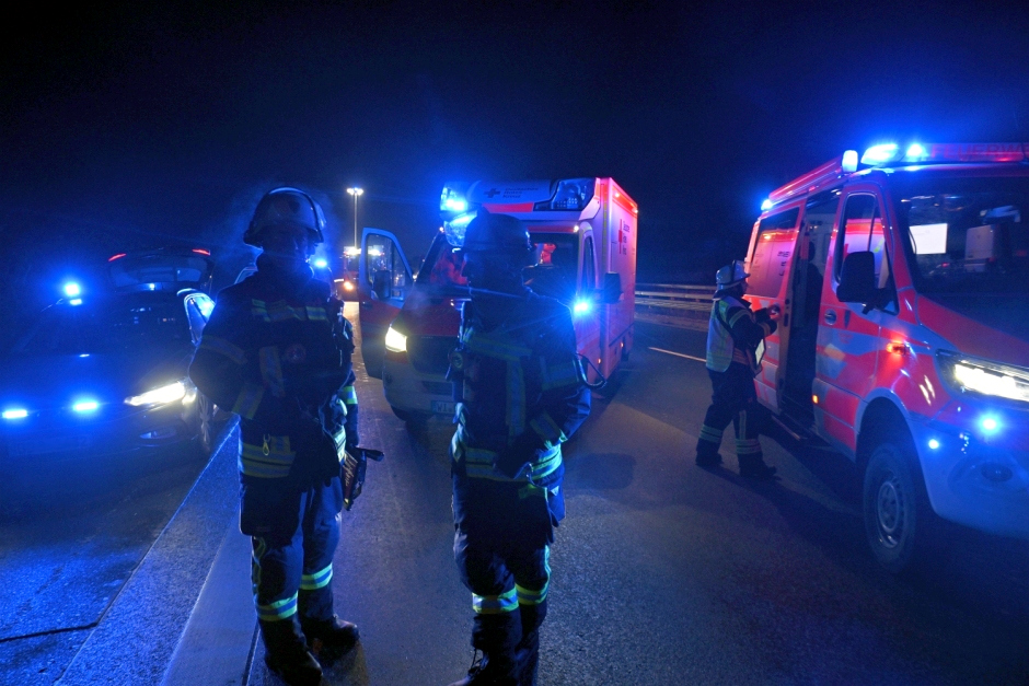 Ein 41-jähriger Fahrer wollte am Dienstagabend auf der A3 bei Wiesbaden-Breckenheim einem Einsatzfahrzeug Platz machen – und brachte dabei seinen mit Strohballen beladenen Anhänger zum Kippen. Stroh verteilte sich über alle Fahrstreifen, die Autobahn wurde kurzzeitig voll gesperrt.