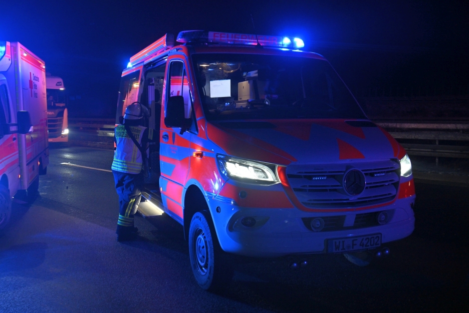 Ein 41-jähriger Fahrer wollte am Dienstagabend auf der A3 bei Wiesbaden-Breckenheim einem Einsatzfahrzeug Platz machen – und brachte dabei seinen mit Strohballen beladenen Anhänger zum Kippen. Stroh verteilte sich über alle Fahrstreifen, die Autobahn wurde kurzzeitig voll gesperrt.