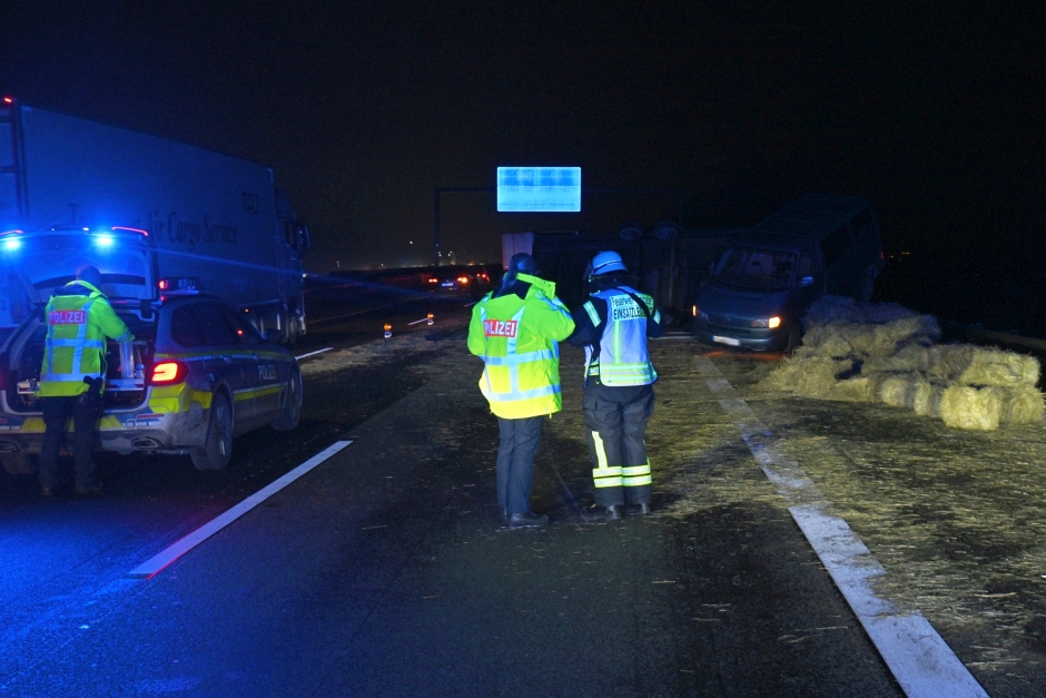 Ein 41-jähriger Fahrer wollte am Dienstagabend auf der A3 bei Wiesbaden-Breckenheim einem Einsatzfahrzeug Platz machen – und brachte dabei seinen mit Strohballen beladenen Anhänger zum Kippen. Stroh verteilte sich über alle Fahrstreifen, die Autobahn wurde kurzzeitig voll gesperrt.