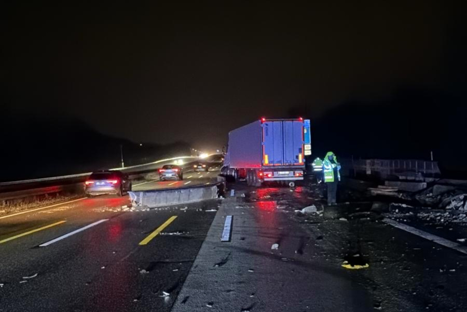Auf der A3 bei Wiesbaden-Medenbach kommt es am Mittwochmorgen zu erheblichen Verkehrsbehinderungen: Nach einem Unfall mit einem Sattelzug in Fahrtrichtung Frankfurt ist derzeit nur der linke Fahrstreifen befahrbar, der Rückstau beträgt rund 15 Kilometer.
